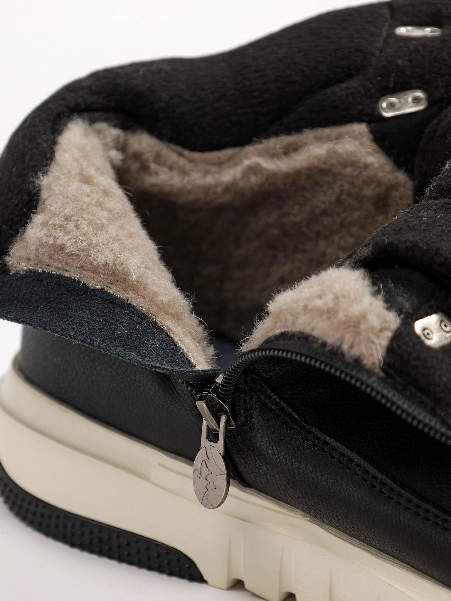 Ботинки комбинированные черного цвета на контрастной средней подошве